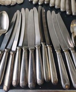 Christofle lot de 12 couteaux de table en metal argente model vendome coquilles