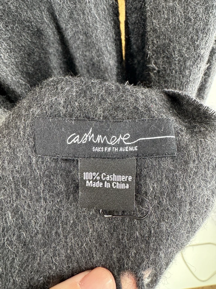 Bufanda Saks Fifth Avenue gris 100 % cachemir 12x73 flecos suaves defectos acogedores Foto 3 de 4