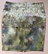 Eleganter Rock von Marc Cain grün mit Blumen...