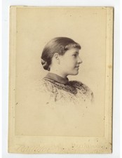 1893 CAB CARD PHOTO LADY FROM BOSTON, MASS, BY PARTRIDGE, GRAPHIC BACK
