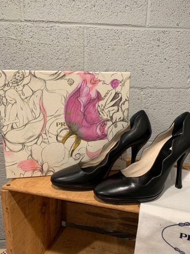 Tacchi a capesante Prada neri nuovi con etichetta con scatola taglia 40, US 10 - Foto 1 di 16