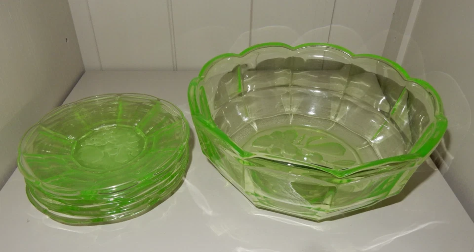 Walther and Söhne Hermann Uranium Green Bowl and Six Plates. - Image 2 of 4