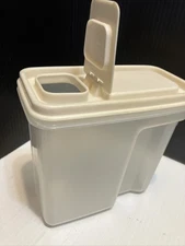 Rubbermaid 4 Cup Servin Saver #4 Small Cereal Storage Container W/ Almond Lid