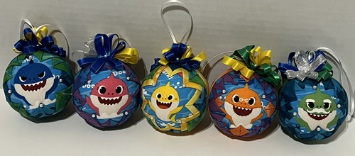 Baby Hai Familie gesteppter Weihnachtsschmuck Handarbeit Pinkfong 5er Set Unikat - Bild 1 von 12