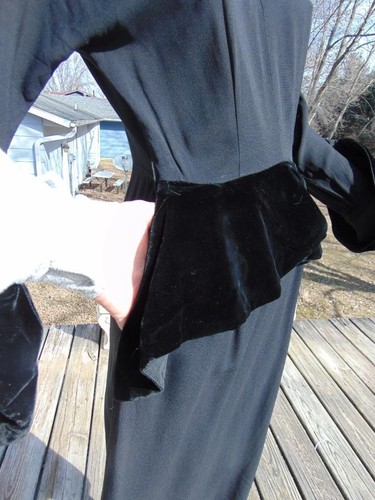 VTG 40 Black Rayon & Velvet 2 Tone Peplum Dress Turn Up Cuffs 27W - Picture 6 of 12