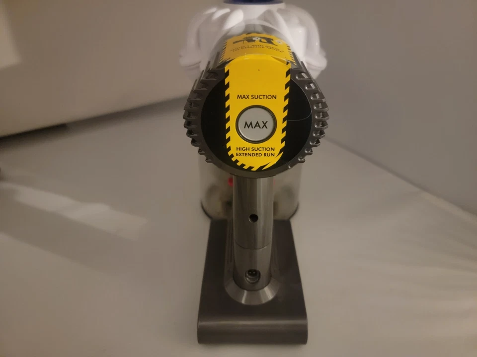 Dyson V6 Handheld Cordless Vacuum Cleaner Bagless White *PARTS ONLY - Image 3 of 4