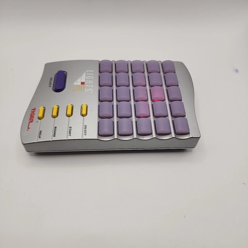 Tiger Electronics 1995 luces apagadas de colección juego electrónico portátil probado funciona Foto 3 de 4