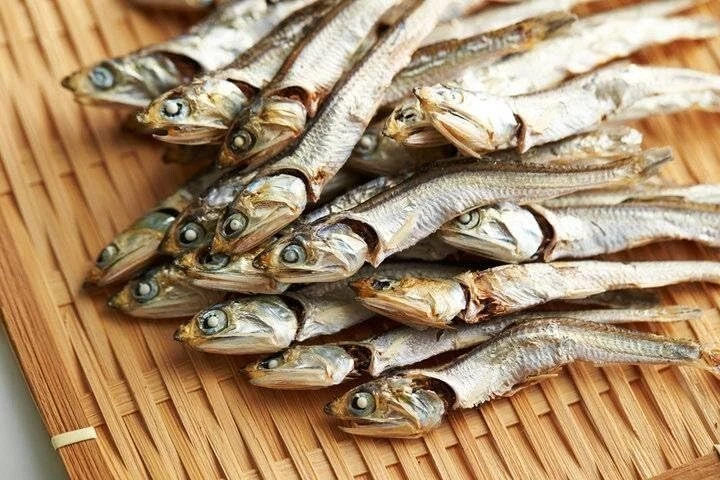 Golosina de pescado entero de arenque de Alaska para perros: capturada en la naturaleza, seca al aire, bolsa de 3,5 oz Foto 3 de 3