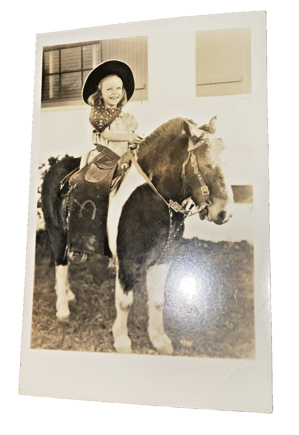 Vintage Cabinet Card Fotografia Bambino Cowgirl Cappello Chaps Pony 1935 Sacramento CA