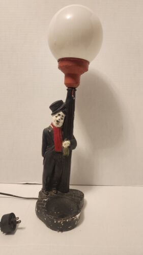 VINTAGE ANNÉES 1950 Charlie Chaplin HOBO ivre BAR LUMIÈRE appuyée sur lampe poteau craie - Photo 1 sur 3