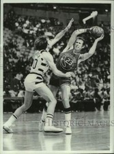 1975 Press Photo Jeff Mullins of Golden State Basketball team holds the ball