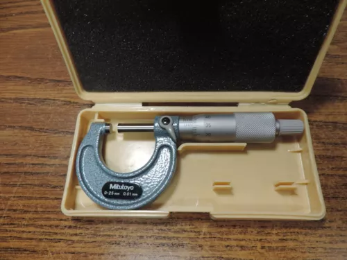 MITUTOYO / STANDARD OUTSIDE MICROMETER (0-25mm) / M110-25 / MADE IN JAPAN