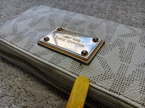 Cartera Michael Kors MK Signature Beige MK Estampado Completo Cremallera Alrededor - Imagen 20 de 24