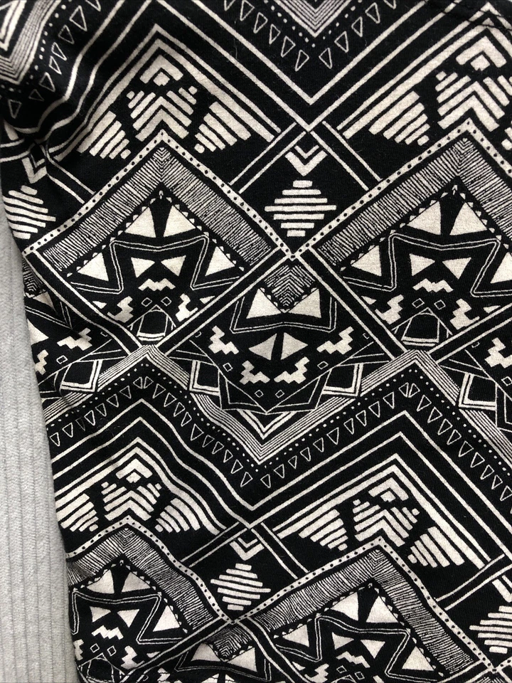 Top deportivo Victoria Secret rosa corto XS negro crema estampado geométrico Foto 2 de 4