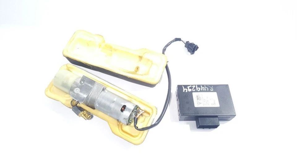 Bomba de puerta levadiza con módulo PN: 7L5827449 OEM 2009 Porsche Cayenne Foto 2 de 4