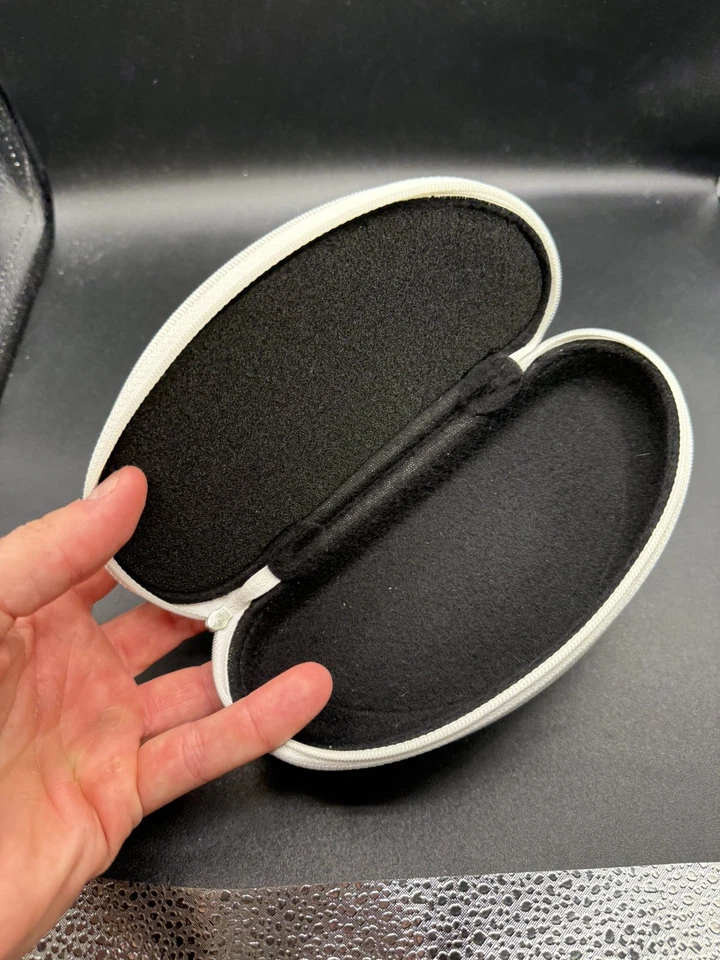 Oakley Hard Shell White Zippered Vault - Изображение 2 из 3