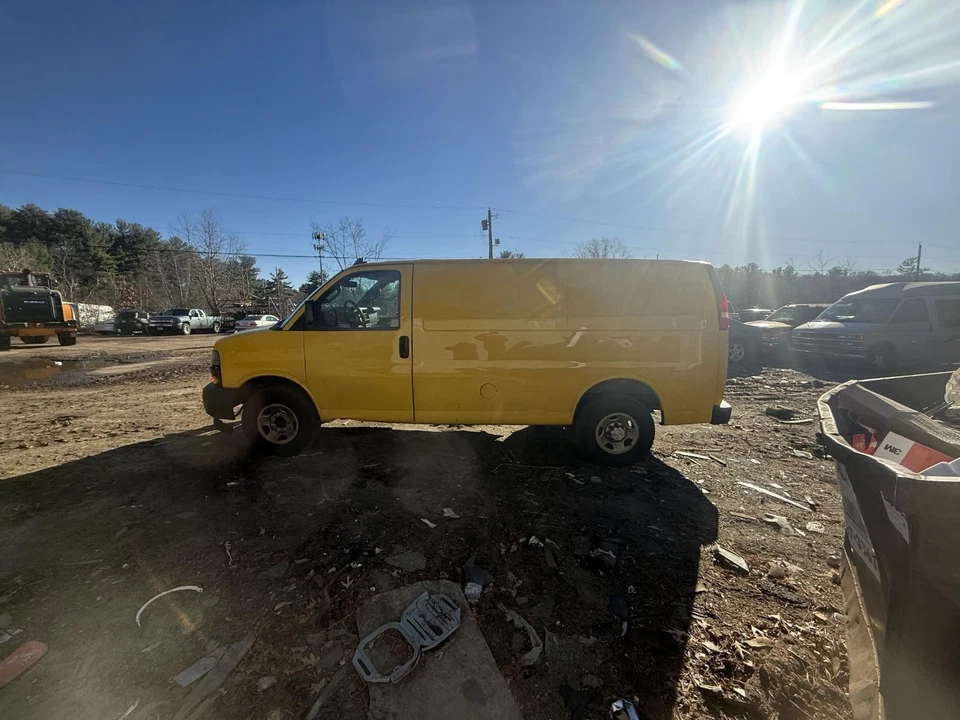 Parachoques trasero CHEVY EXPRESS 2500 10 11 12 13 14 15 16 17 18 19 20 21 22 23 24 Foto 3 de 4