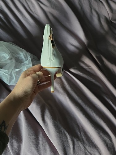 Kelsi Size 5 White Heels With Gold Chains - Picture 4 of 5