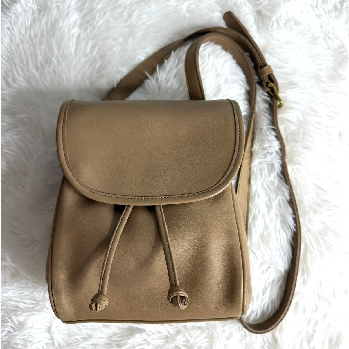 Vintage 1980s Coach Taupe 4029 Flap Drawstring Crossbody Shoulder Bag