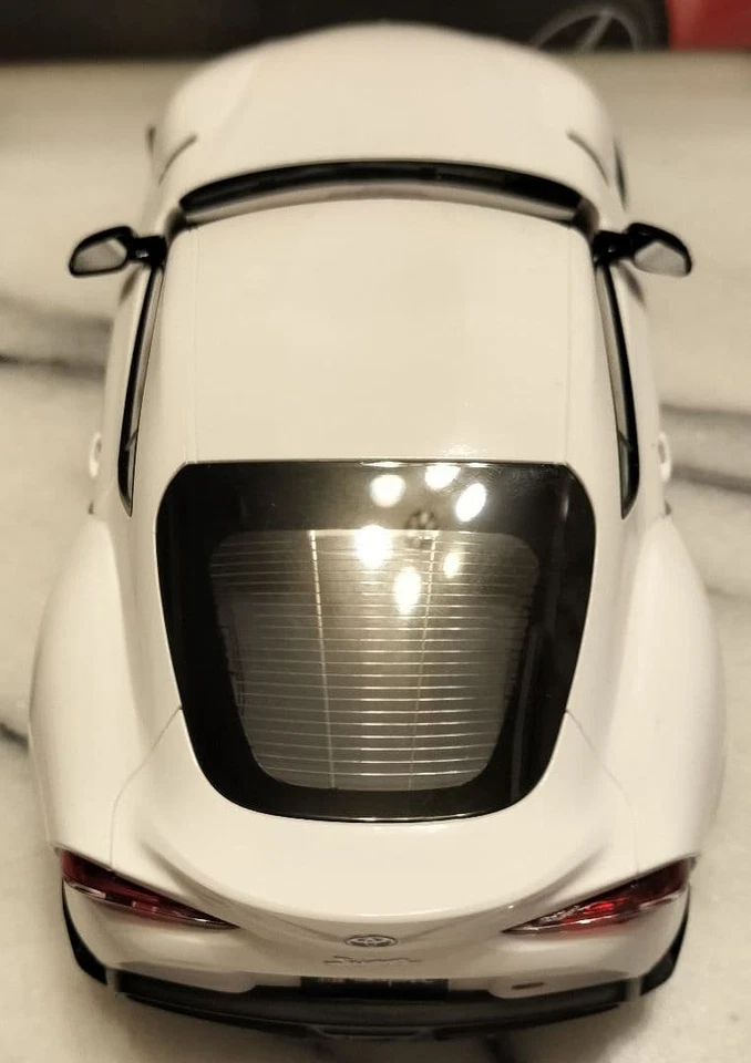 Kit completo Tamiya 1/24 Toyota GR Supra modellino auto in plastica bianco puro - Immagine 4 di 4