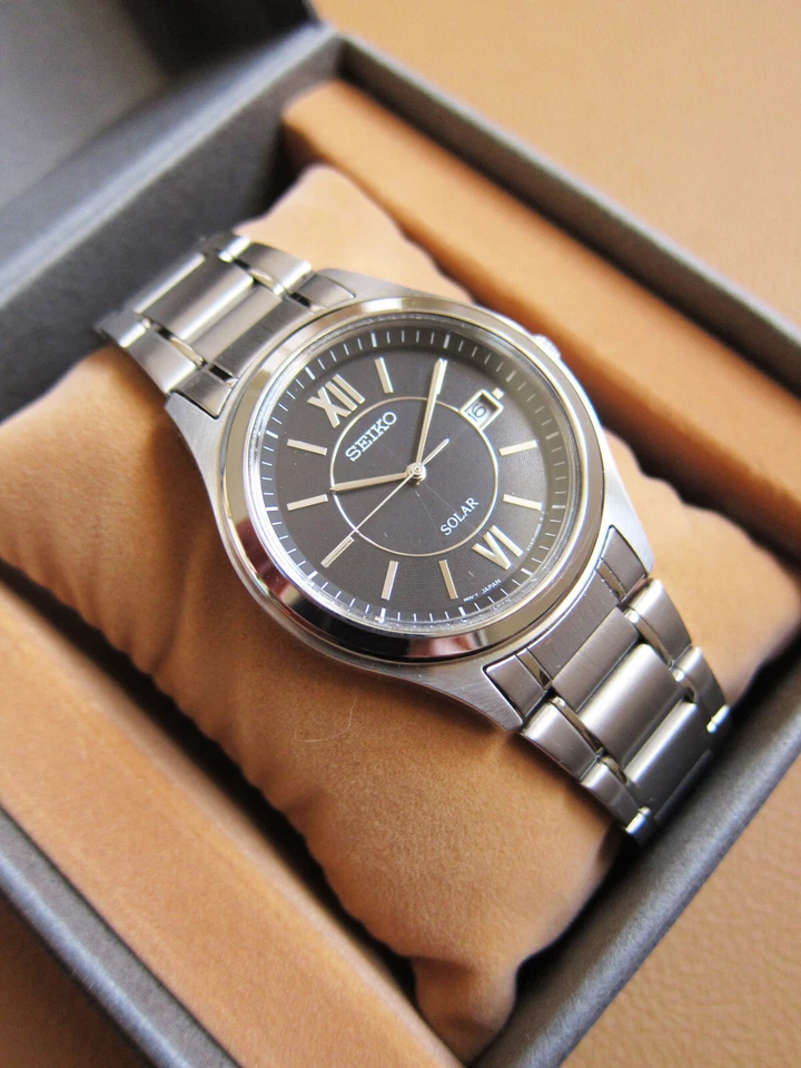 Reloj para hombre SEIKO V147-0AD0 solar de acero inoxidable con esfera negra (JDM) Foto 3 de 4