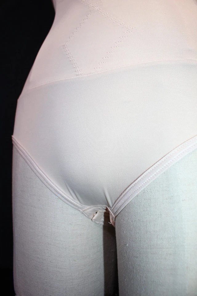 Calzoncillos modeladores de barriga Flexees M Long Line Nude 3918 Underwonder nuevos sin etiquetas Foto 4 de 4