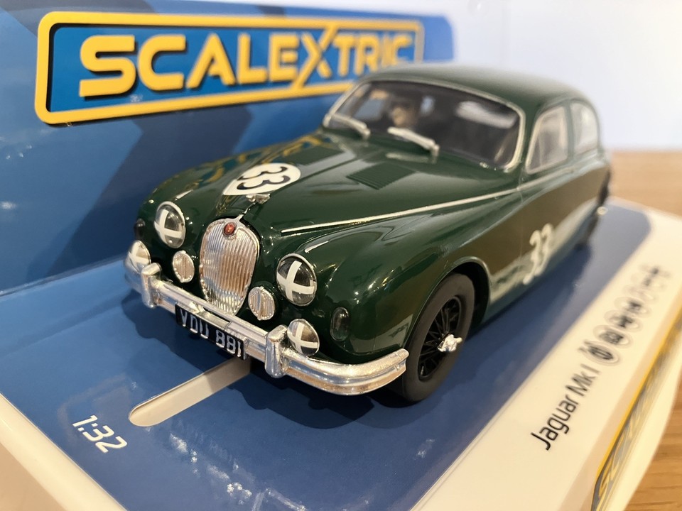 Scalextric JAGUAR MK1 n°33 Mike Hawthorn 1958 - Circuits de Legende