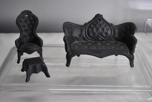 ANTIQUE METAL DOLLHOUSE SOFA COUCH CHAIR & OTTOMAN 3 PIECES - Picture 2 of 19