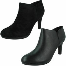 clarks amos kendra suede