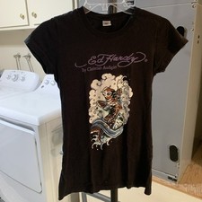 ED HARDY WOMENS T-SHIRT SIZE SMALL. COY FISH