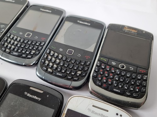 Lote de trabajo x 12 teléfonos móviles BlackBerry vintage algunos repuestos o reparación funcionando - Imagen 13 de 22