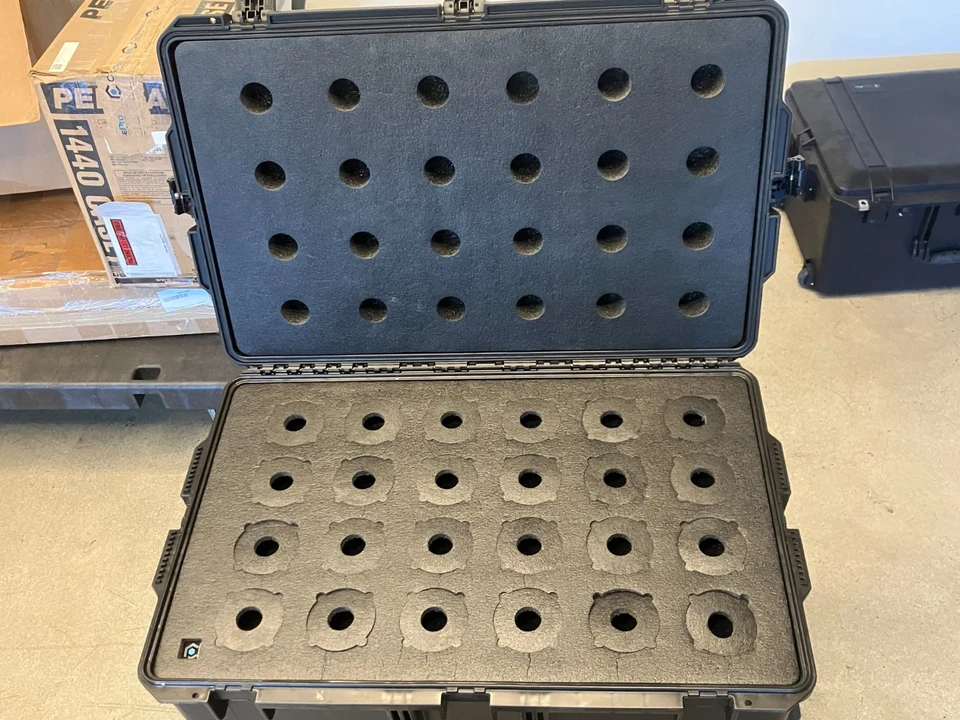 Estuche de 24 botellas de vino con ruedas - Usado Foto 2 de 4