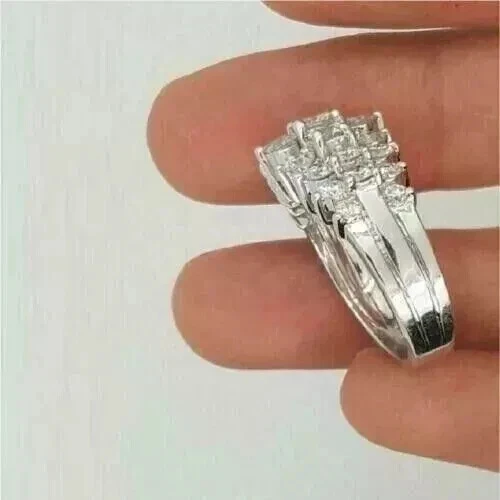 Anillo de compromiso con racimo de diamantes de corte redondo de 3 quilates enchapado en oro blanco de 14 quilates Foto 3 de 3