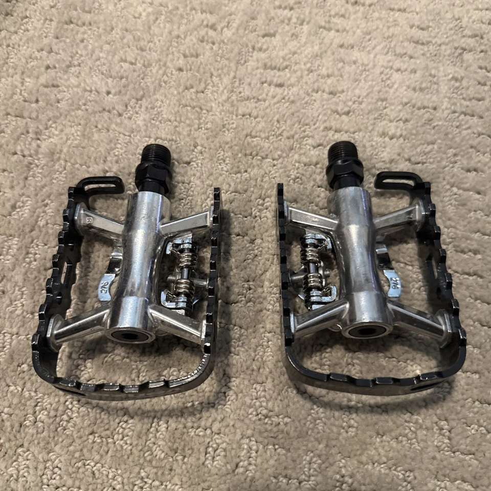 Pedales de bicicleta de metal SPD de doble cara en negro Foto 3 de 4