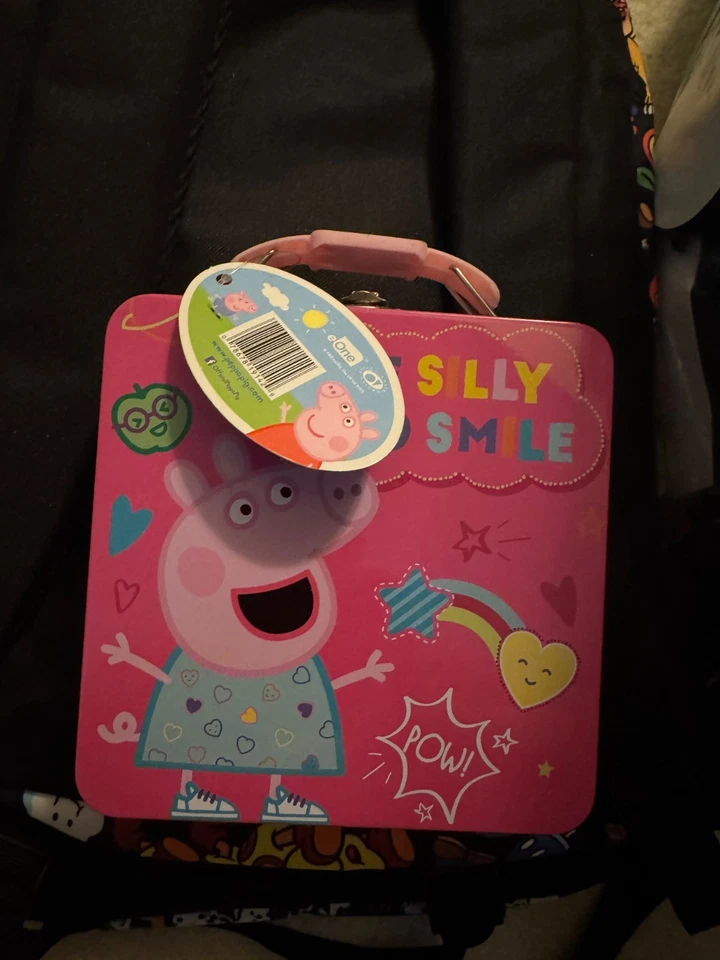 Peppa Pig 锡提箱 宝藏 携带 全部 带手柄 粉红色 全新 全新带标签 罕见 — 第 3/4 张图片