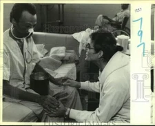 1989 Press Photo Aldo Garcia, an AIDS patient helps Matthew Mitchell - nob17248