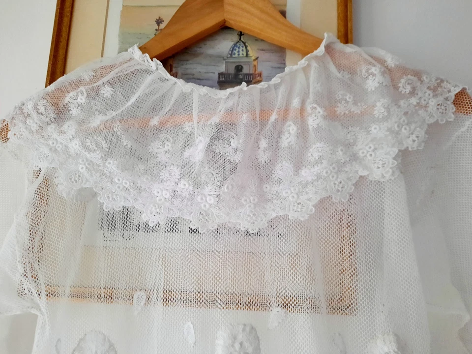 Vestido de té eduardiano de 1900 · Encaje de algodón blanco · Mangas cortas · Botón de cristal Foto 4 de 4