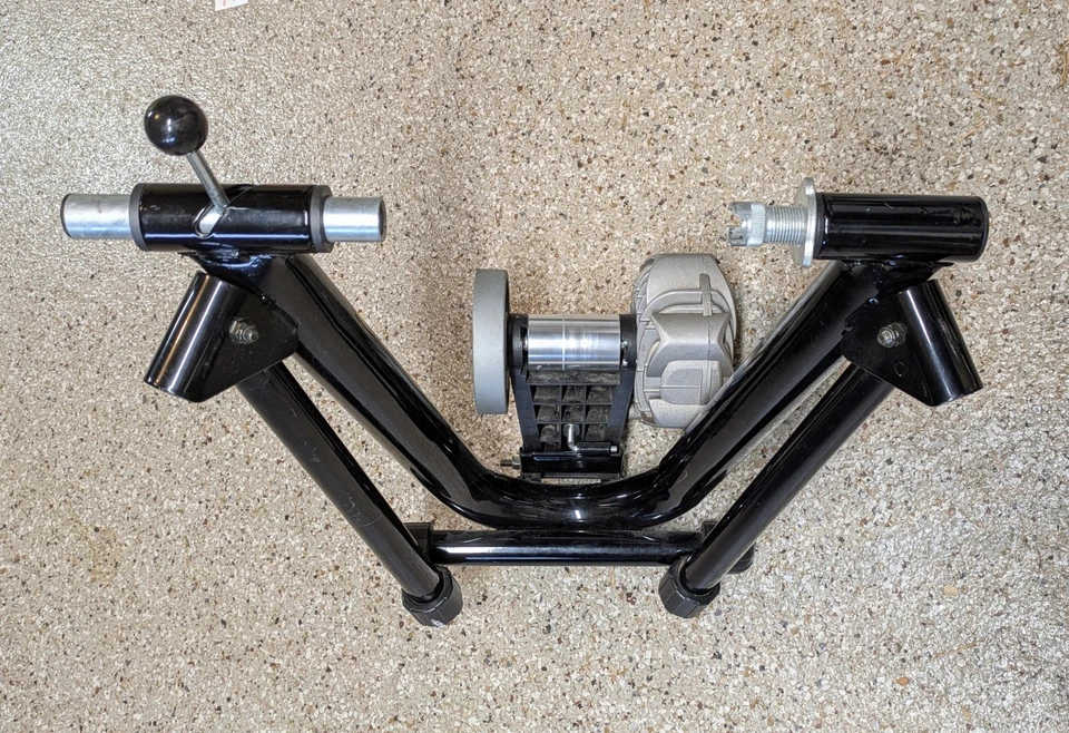 Entrenador de bicicleta de interior CYCLEOPS FLUID 2 con bloque elevador Foto 3 de 4