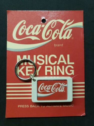 Vintage 1990 Coca Cola Musik Schlüsselring Neu in Verpackung Neu alter Lagerbestand U127 - Bild 1 von 2