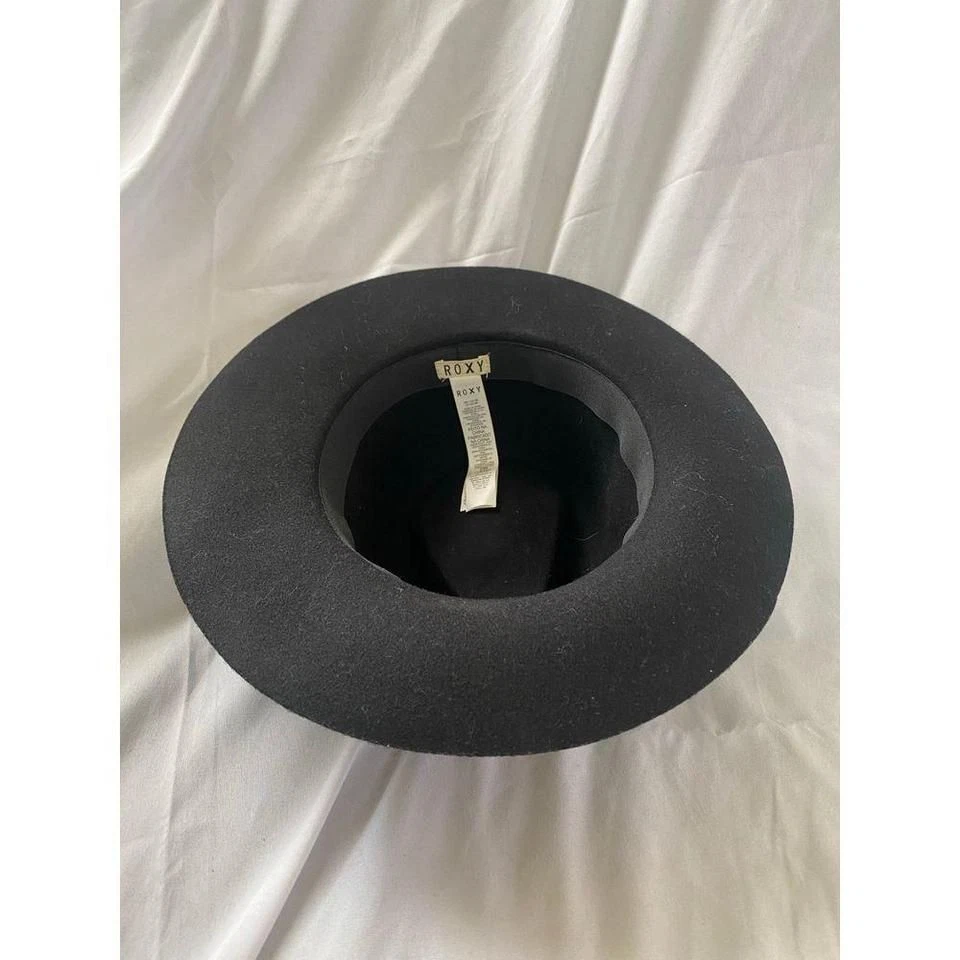Elegante sombrero Roxy negro con hebilla de cuero Foto 4 de 4