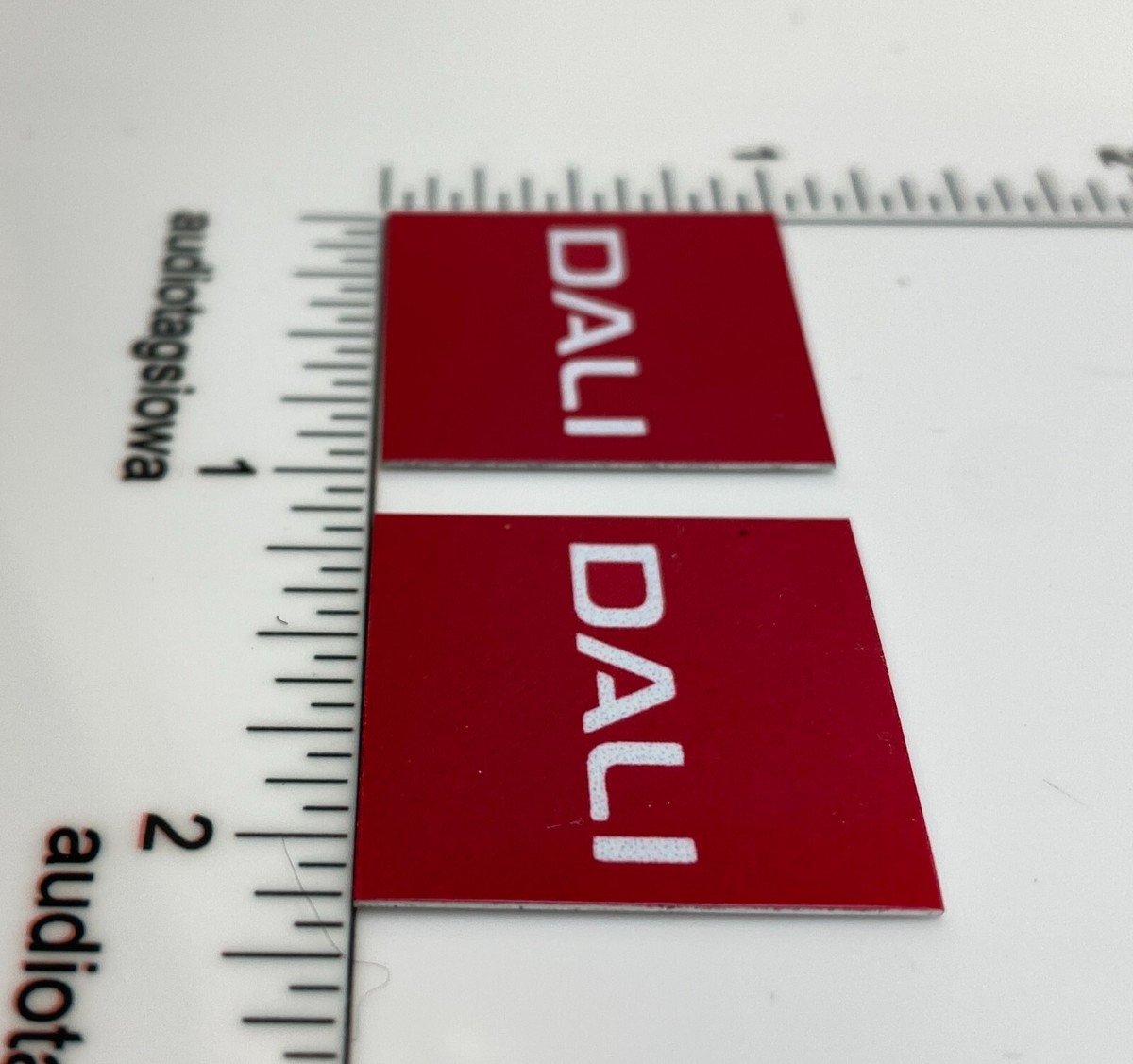 Coppia Distintivi Altoparlante Dali Oberon &ndash; Logo In Alluminio Rosso &ndash; Emblema Personalizzato