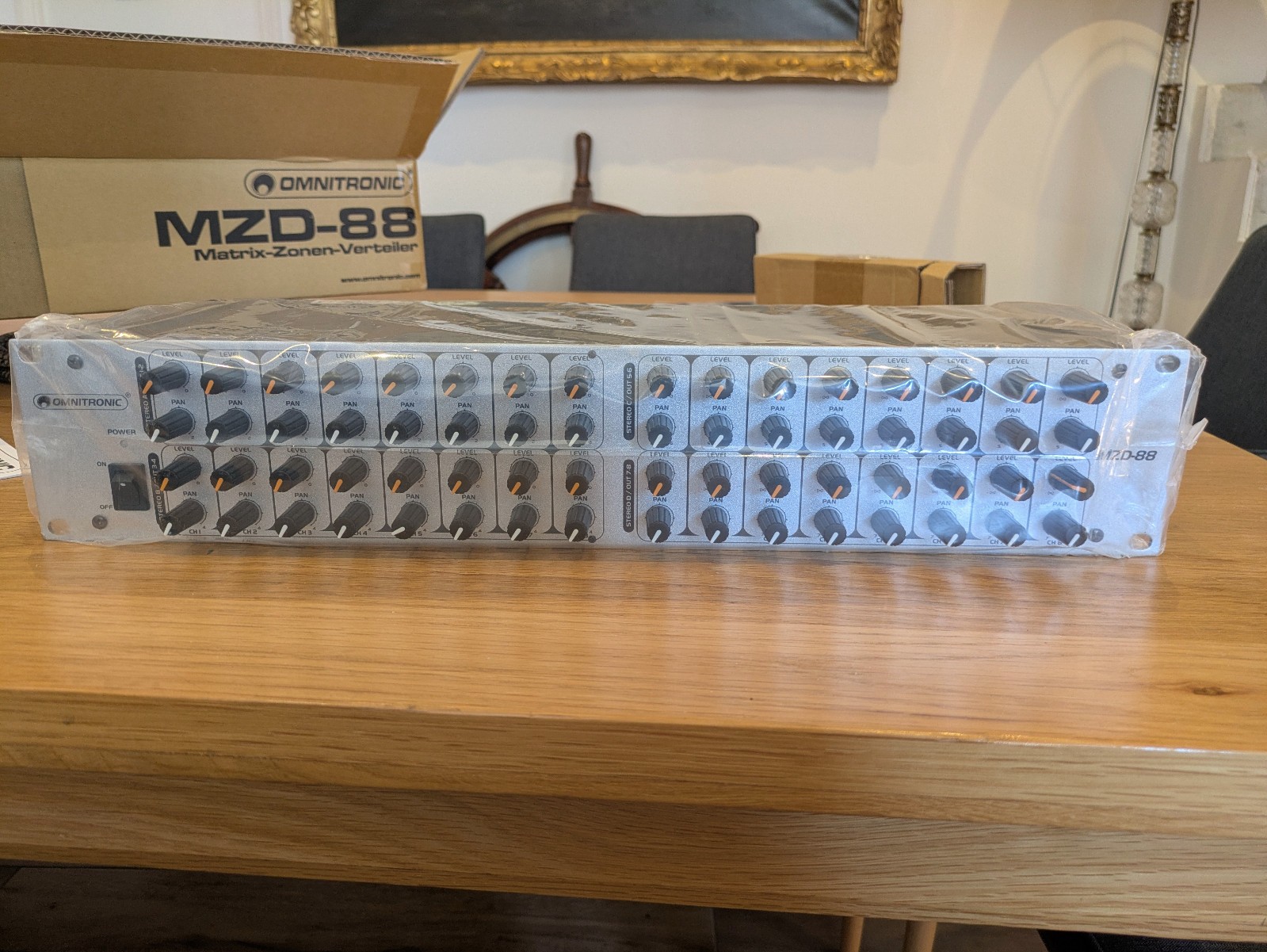 Omnitronic MZD-88 distributeur audio 8x8 avec réglage de gain indépendant par zone