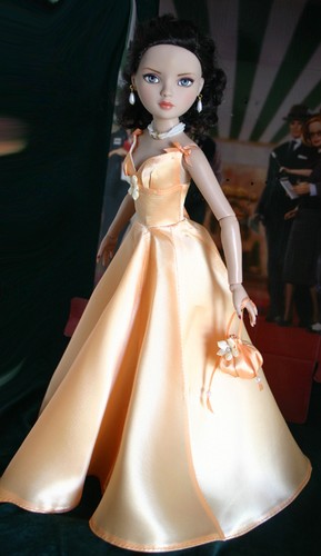 Captivating Dress Doll Clothes Sewing Pattern Ellowyne Wilde , Tonner - Picture 2 of 2