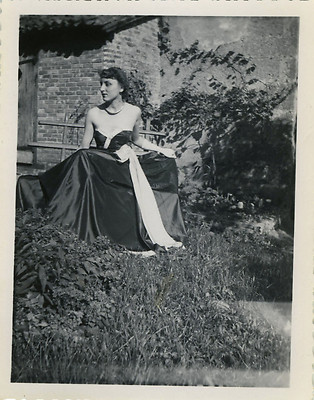 ALTES FOTO - VINTAGE SNAPSHOT - ELEGANTE FRAU MODE KLEID GARTEN LUSTIG-MODE