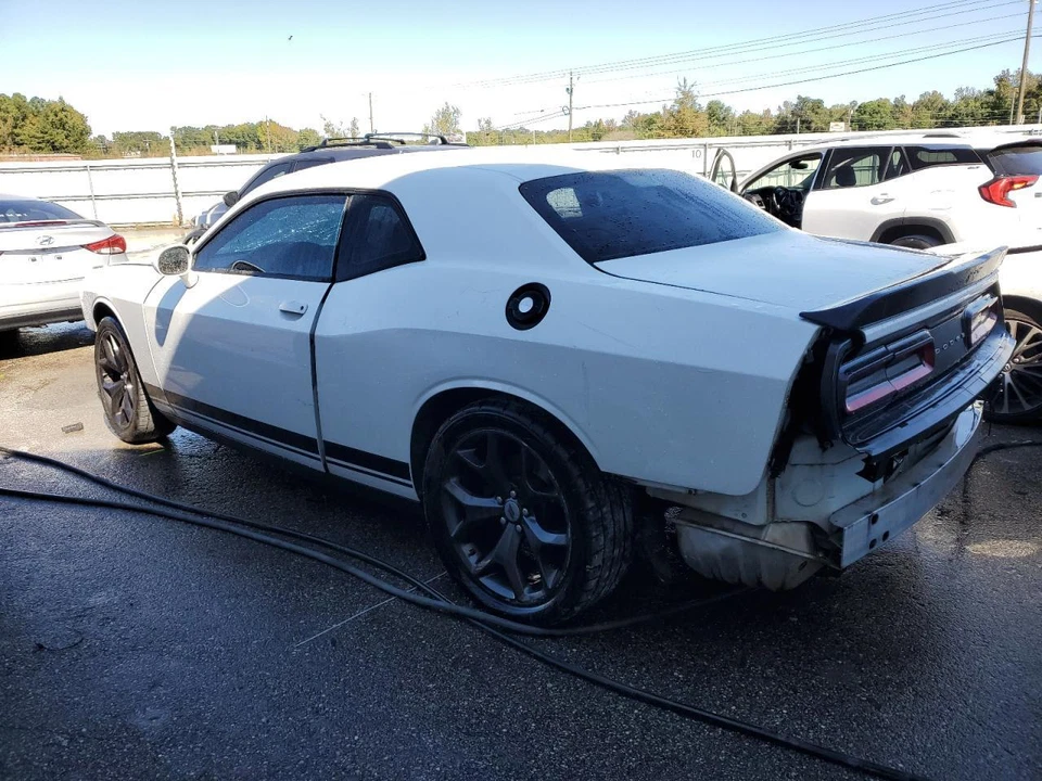 Used Deck Lid fits: 2017 Dodge Challenger w/spoiler w/rear view camera w/notched Foto 2 de 4