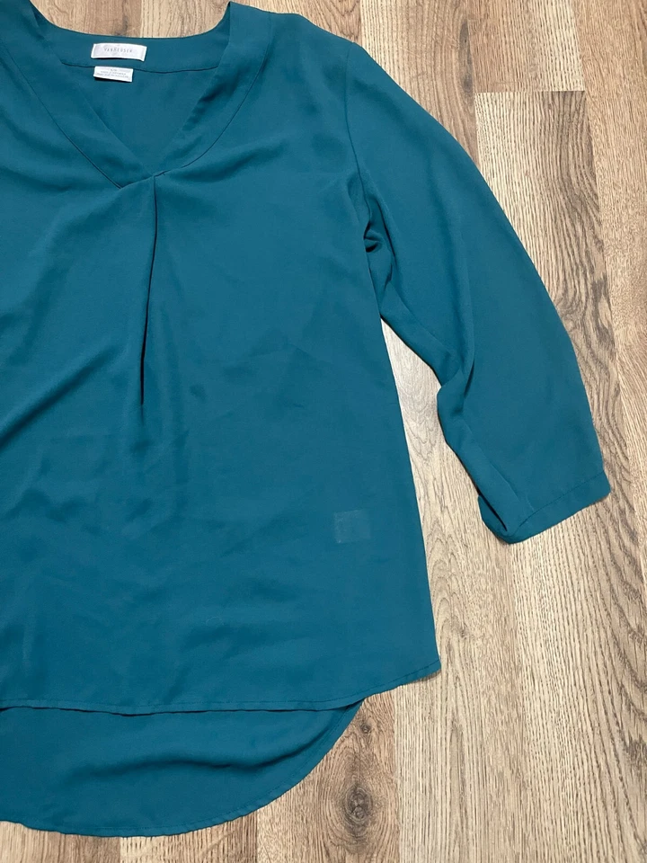 Camisa Van Heusen, para mujer talla pequeña, verde, cuello en V, manga larga Foto 4 de 4