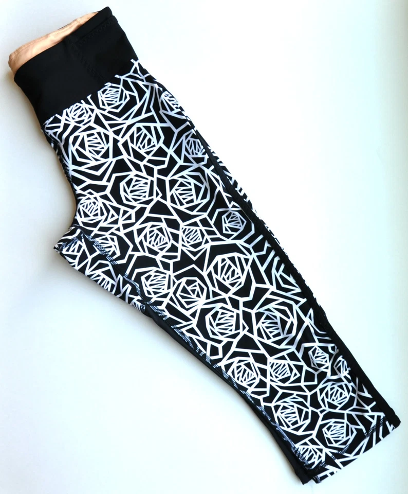 NUEVO CON ETIQUETAS Lululemon Real Quick Crop Talla 4 XS Posey Negro Blanco Floral con Malla CDSW/NEGRO  Foto 3 de 4