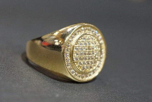 Anillo para hombre de oro amarillo macizo de 10 quilates de 17 mm con circonita cúbica helada. Talla 9 - Imagen 2 de 8