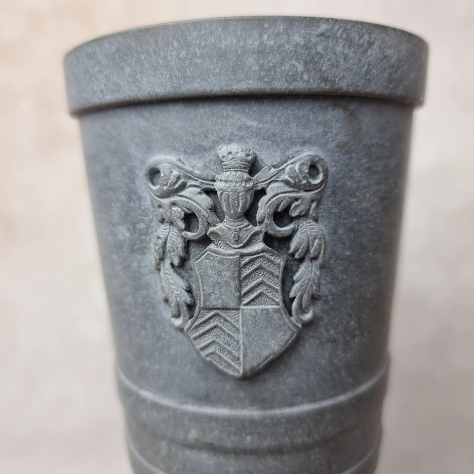 Coupe / Vase en zinc? - Style Médiéval avec Blason - Photo 2/4