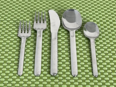 Oxford Hall Unknown Pattern Stainless 32pc Set Glossy Japan Round Tip Flatware